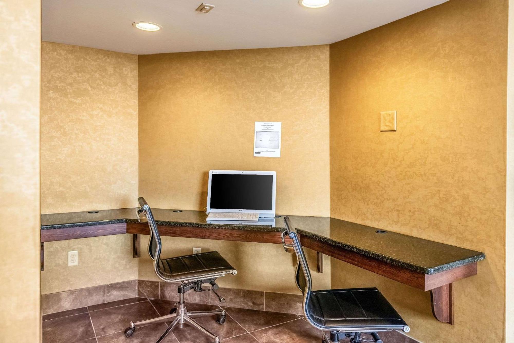 Quality Inn & Suites Seville Extérieur photo